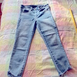 AE Hi-Rise Jegging Crop - Light Denim Cut Off Destroyed Ankle